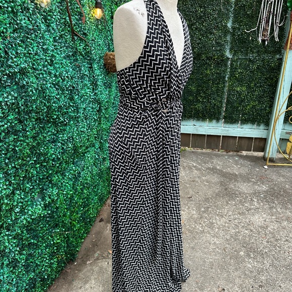 Beautiful White House Black Market dress with plunging neckline! - Picture 2 of 3